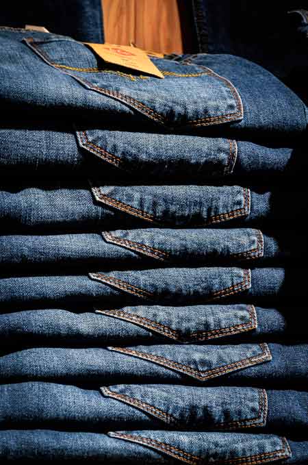 Ein Stapel Blue Jeans