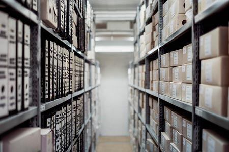 Archiv mit Regalen, Ordnern und Schachteln
